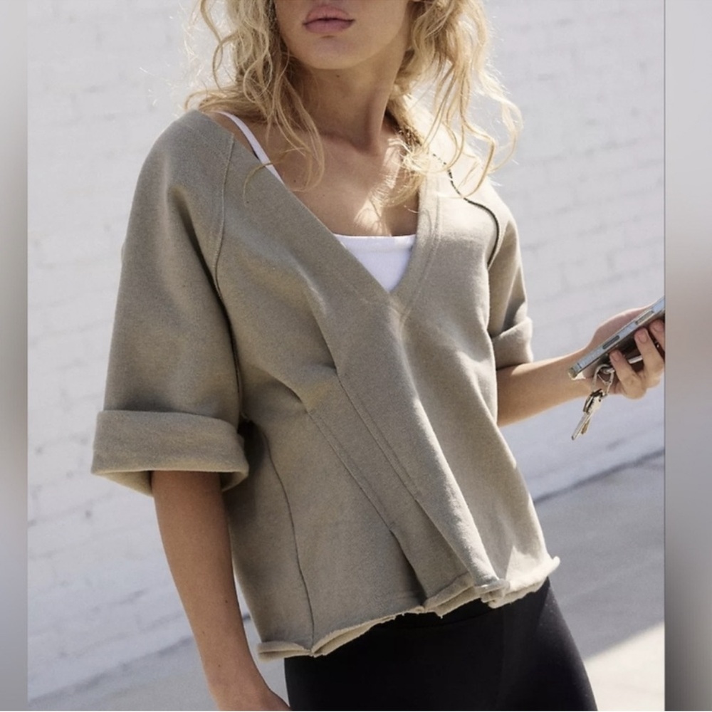 FREE PEOPLE FP MOVEMENT FOR THE WIN 
V NECK TEE SWEATSHIRT SIZE MEDIUM 
TOP